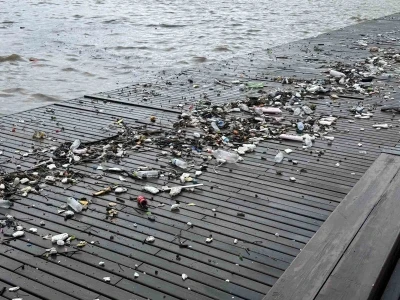 Dalgalarla s&uuml;r&uuml;klenen plastik atıklar sahile vurdu
