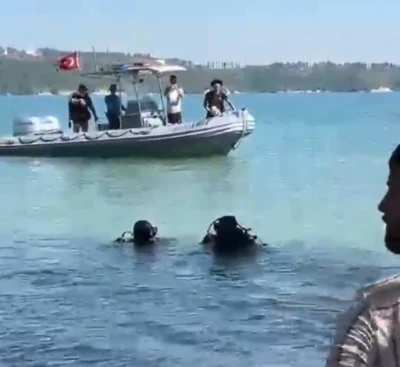 Dalgı&ccedil; polisin dakikalarca s&uuml;ren m&uuml;cadelesi sonu&ccedil; verdi: Kalbi duran 8 yaşındaki &ccedil;ocuk hayata d&ouml;nd&uuml;
