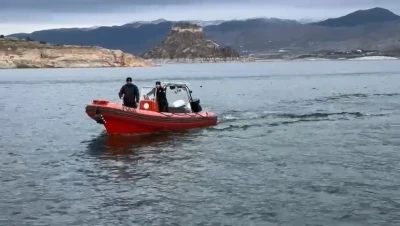 Dalgı&ccedil; polisler Keban Baraj sahasında yaşlı adamı arıyor
