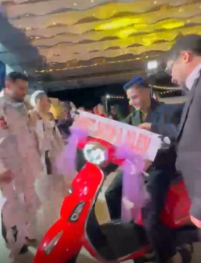 Damada d&uuml;ğ&uuml;nde kırmızı motosiklet s&uuml;rprizi
