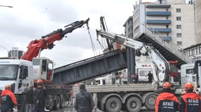 Damperi a&ccedil;ık kamyon faciaya neden oldu: &Uuml;st ge&ccedil;it &ccedil;&ouml;kt&uuml;, 3 yaralı
