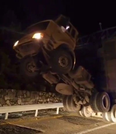 Damperi açık kamyon KGYS direğine çarparak asılı kaldı: 1 yaralı
