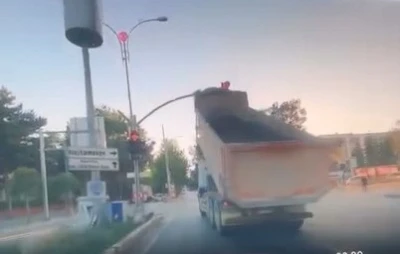 Damperi açık kamyon, trafik ışıklarına çarptı
