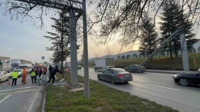 Damperi açık tır PTS direğini devirdi, facia kıl payı atlatıldı
