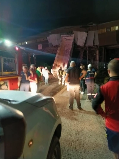 Damperi açılan kamyon kömür bandına, arkadan gelen araç da kamyona çarptı: 5 yaralı
