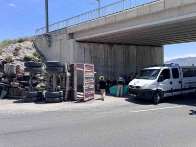 Damperi a&ccedil;ılan kamyon k&ouml;pr&uuml;ye &ccedil;arptı: 1 &ouml;l&uuml;
