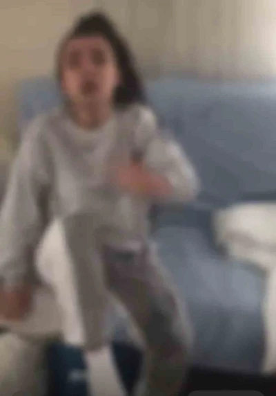 Darbettiği kız kardeşinin üzerine kaynar su döküp özür diletti
