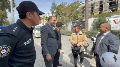 Dat&ccedil;a&rsquo;da motosiklet s&uuml;r&uuml;c&uuml;lere &uuml;cretsiz kask dağıtıldı
