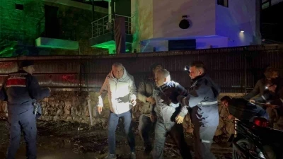 Dat&ccedil;a&rsquo;da sele kapılan s&uuml;r&uuml;c&uuml;, &ccedil;alıya tutunarak hayatta kaldı
