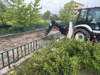 Debisi artan dere taştı, k&ouml;y halkı tedirgin oldu
