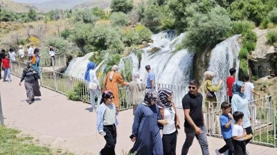 Debisi y&uuml;kselen Muradiye Şelalesi&rsquo;ne ziyaret&ccedil;i akını
