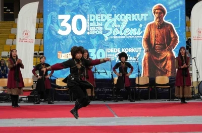 Dede Korkut Ş&ouml;leni&rsquo;nde 11 &uuml;lkeden 15 ekip sahne aldı
