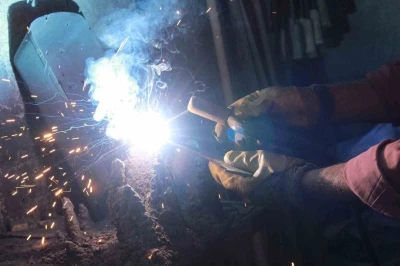 Dededen babaya, babadan oğula kaldı: 30 yıldır demir dövüyor
