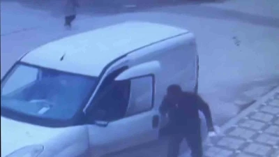 Dedektif gibi iz s&uuml;ren apartman y&ouml;netimi, asans&ouml;rdeki idrar kokusunun kaynağının kargocu olduğunu tespit etti
