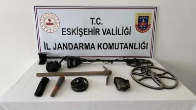 Define bulmak i&ccedil;in ka&ccedil;ak kazı yaparken yakalandılar
