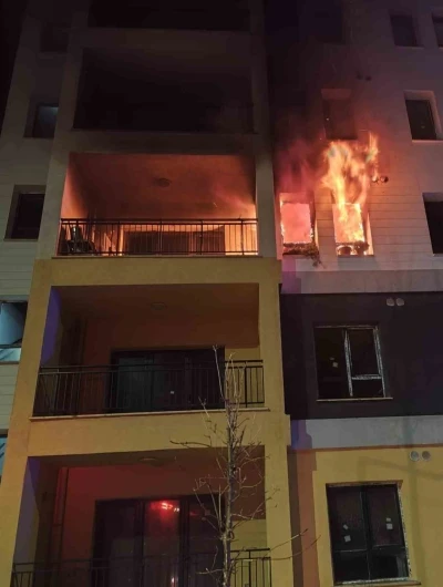 Defne&rsquo;de apartman dairesinden alevler y&uuml;kseldi
