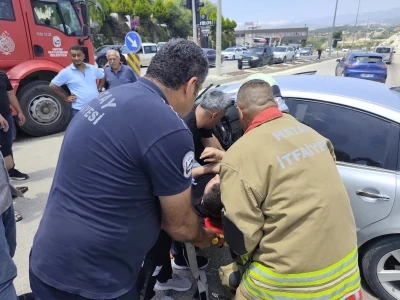 Defne&rsquo;de kamyonla &ccedil;arpışan otomobilin s&uuml;r&uuml;c&uuml;s&uuml; yaralandı
