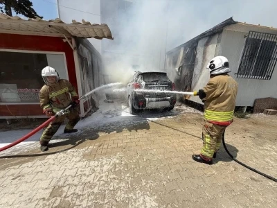Defne’de konteynerde çıkan yangın araca sıçradı
