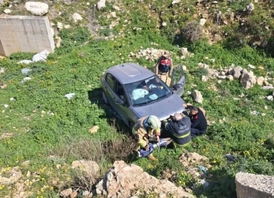 Defne&rsquo;de u&ccedil;urumdan yuvarlanan otomobil s&uuml;r&uuml;c&uuml;s&uuml; yaralandı
