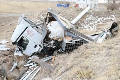 Demir profil y&uuml;kl&uuml; tır şarampole d&uuml;şt&uuml;: 1 ağır yaralı
