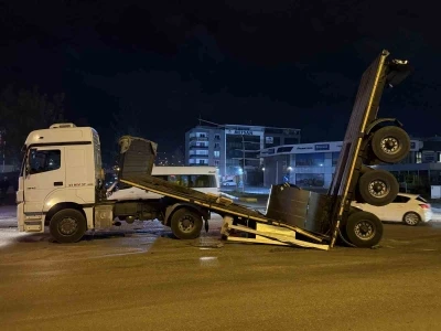 Demir rulo yüklü dorse ortadan ikiye ayrıldı
