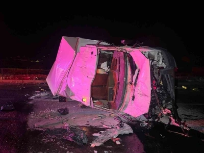 Demir yığınına dönen kamyonetlerde 3 kişi yaralandı
