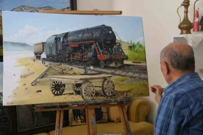 Demir yollarından emekli oldu, hiç bitmeyen tren sevgisini yaptığı tablolarda yaşatıyor
