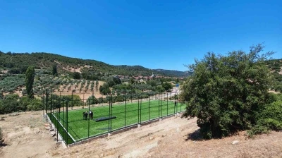 Demirci&rsquo;de 11 kırsal mahalleye halı saha yatırımı
