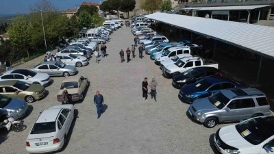 Demirci&rsquo;de klasik otomobil r&uuml;zgarı
