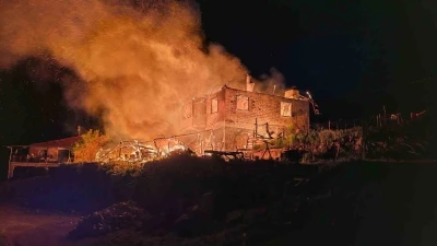 Demirci&rsquo;de korkutan ev yangını
