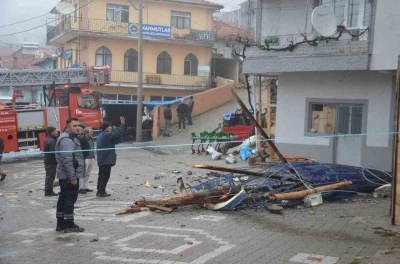Demirci&rsquo;de şiddetli fırtına cami minaresini yıktı
