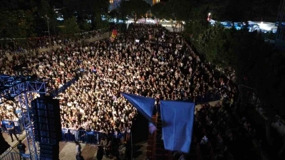Demirci Kurtuluş Festivali’nde Merve Özbey sahne aldı

