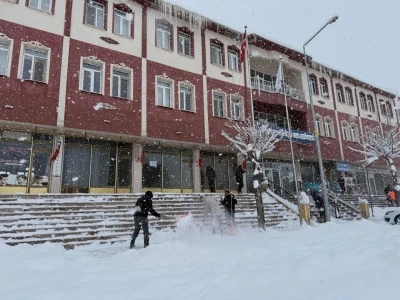 Demir&ouml;z&uuml;&rsquo;nde cadde ve ara sokaklar kardan temizleniyor

