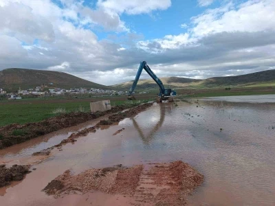 Demir&ouml;z&uuml;&rsquo;nde debisi y&uuml;kselen derelerde &ccedil;alışma başlatıldı
