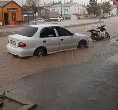 Demir&ouml;z&uuml;&rsquo;nde sağanak yağış hayatı olumsuz etkiledi
