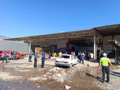 Demre’de toptancı halindeki iş yerinde patlama meydana geldi
