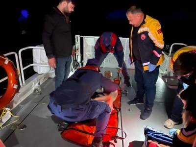 Demre Kalek&ouml;y&rsquo;de rahatsızlanan kişi, sahil g&uuml;venlik botuyla tahliye edildi
