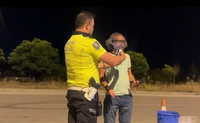 Denetim yapan polislere selam vermek i&ccedil;in aracıyla yanlarına gitti, 3.28 promil alkoll&uuml; &ccedil;ıktı
