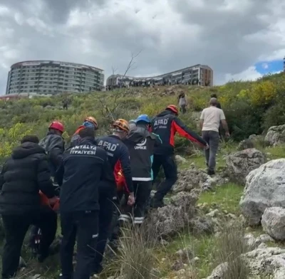 Dengesini kaybederek kayalıklardan d&uuml;şen kadını ekipler kurtardı
