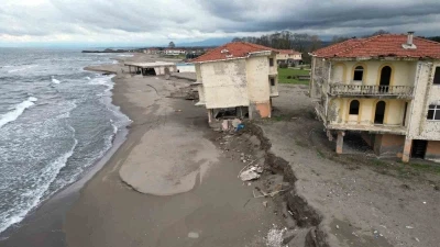 Deniz 100 metre i&ccedil;eri girdi, villalar &ccedil;&ouml;kt&uuml;

