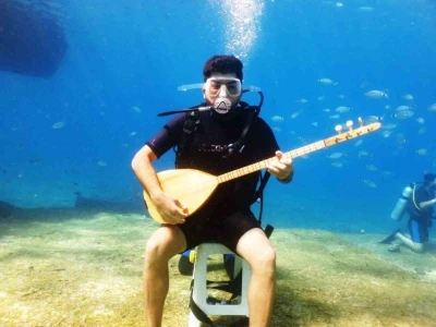 Deniz dibinde saz çalıp türkü söyledi
