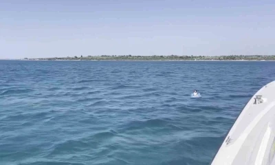 Deniz yatağıyla a&ccedil;ığa s&uuml;r&uuml;klenen &ccedil;ocuğu Sahil G&uuml;venlik kurtardı
