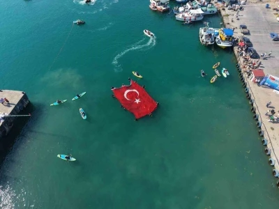 Denizcilik ve Kabotaj Bayramı&rsquo;nda denizde a&ccedil;ılan dev bayrak alkış aldı
