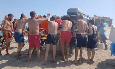 Denizde kalp krizi ge&ccedil;iren adama karada dakikalarca kalp masajı yaptılar
