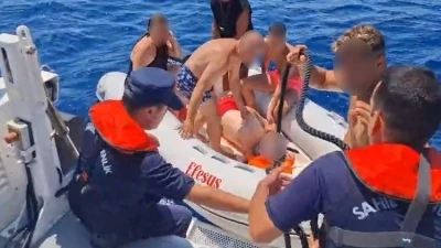 Denizde yaralanan şahıs sağlık ekiplerine teslim edildi
