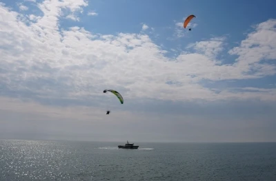 Denizden sahil g&uuml;venlik, havadan paramotorlar destek verdi, &ouml;ğrenciler suyun &ouml;nemine dikkat &ccedil;ekti
