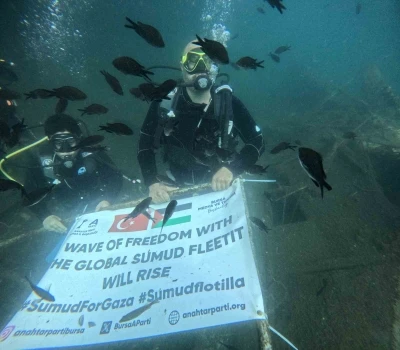 Denizin dibinde Filistin bayrağı açtılar
