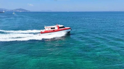 Denizin ortasından kıyıya umut taşıyorlar
