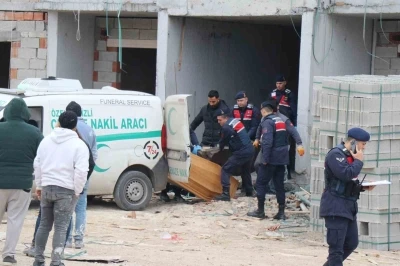 Denizli&rsquo;de 5. kattan asans&ouml;r boşluğuna d&uuml;şen iş&ccedil;i hayatını kaybetti
