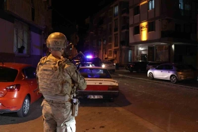Denizli&rsquo;de 53 yılla aranan 2 firari JASAT&rsquo;ın sıkı takibinden ka&ccedil;amadı

